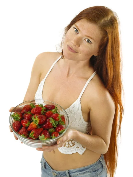 Hermosa pelirroja con tazón de fresas — Foto de Stock