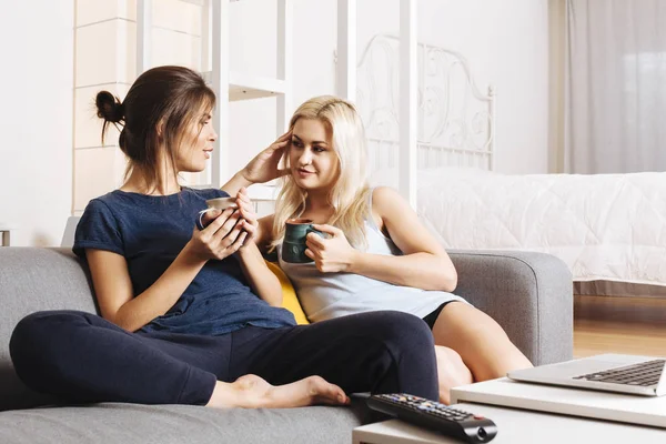 Belle giovani donne in una relazione bere caffè — Foto Stock