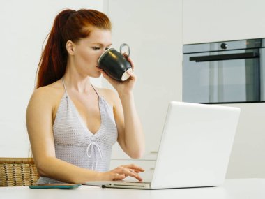 Güzel kızıl saçlı dizüstü evde kullanma