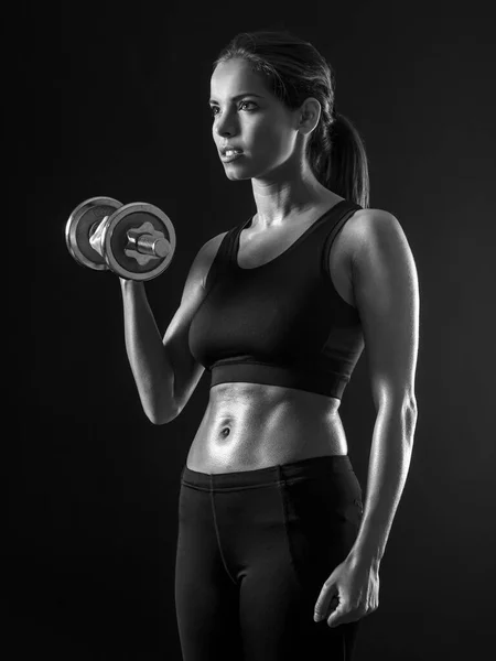 Mulher Bonita Exercitando Seus Músculos Bíceps Com Halteres — Fotografia de Stock