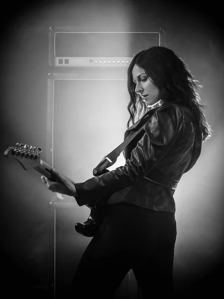 Jovem Bonita Tocando Guitarra Electrônica Palco Frente Grande Amplificador — Fotografia de Stock