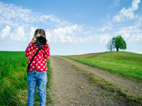 Молода Дівчина Великою Камерою Сільській Швейцарії Фотографує Краєвид — стокове фото