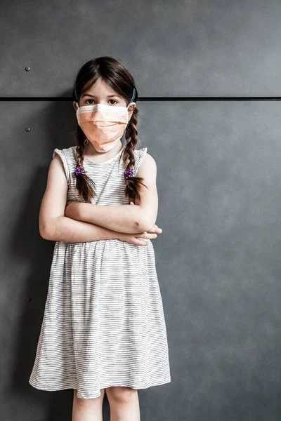 Fiatal Lány Aki Védőmaszkot Visel Falon Covid Világjárvány Idején — Stock Fotó