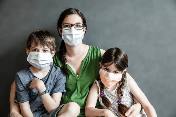 Madre Sus Dos Hijos Llevando Máscaras Protectoras Durante Pandemia Covid —  Fotos de Stock