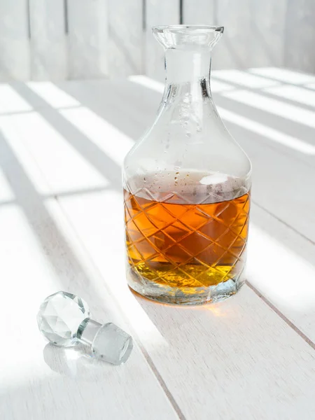 Alter Whisky Dekanter Steht Auf Weißem Holztisch — Stockfoto