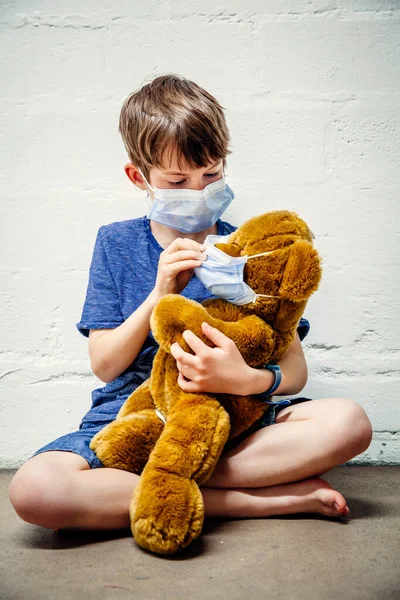 Jovem Usando Uma Máscara Segurando Seu Ursinho Durante Pandemia Covid — Fotografia de Stock