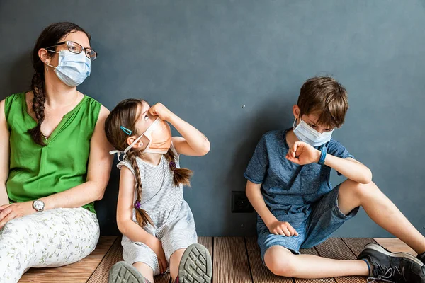 Mãe Seus Dois Filhos Usando Máscaras Protetoras Durante Pandemia Covid — Fotografia de Stock