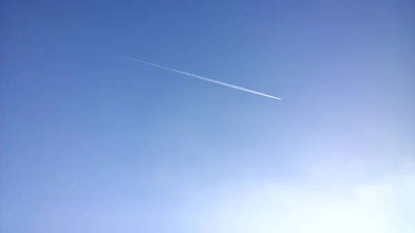 O avião voando no céu — Fotografia de Stock