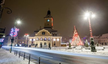 Brasov Konseyi evi gece Görünüm Noel için dekore edilmiştir.
