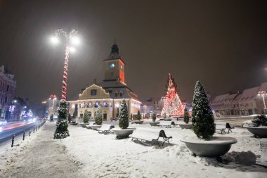 Brasov Konseyi evi gece Görünüm Noel için dekore edilmiştir.