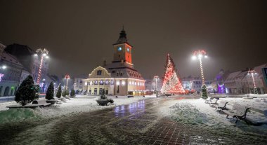 Brasov Konseyi evi gece Görünüm Noel için dekore edilmiştir.
