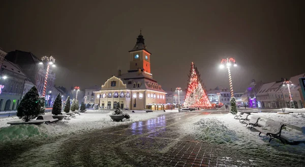 Brasov Consejo Casa vista de noche decorada para Navidad —  Fotos de Stock