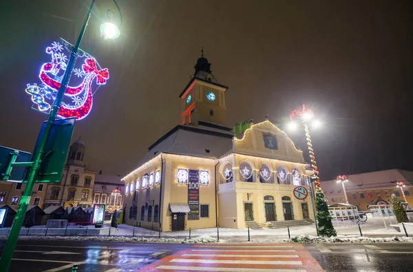 Brasov Consejo Casa vista de noche decorada para Navidad — Foto de Stock