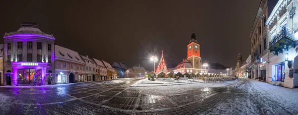 : Brasov Konseyi evi gece Görünüm Noel ağacı ile dekore edilmiş — Stok fotoğraf