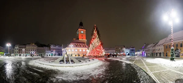 Brasov Consejo Casa vista de noche con árbol de Navidad decorado —  Fotos de Stock