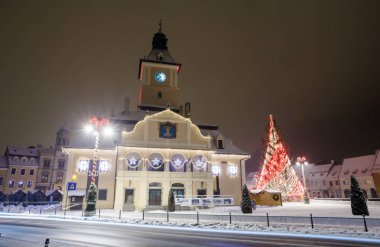 Brasov Konseyi evi gece Görünüm Noel için dekore edilmiştir.