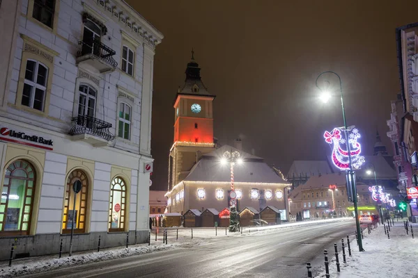 Brasov Consejo Casa vista de noche decorada para Navidad —  Fotos de Stock