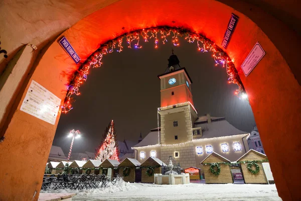 Maison du Conseil de Brasov vue de nuit décorée pour Noël — Photo