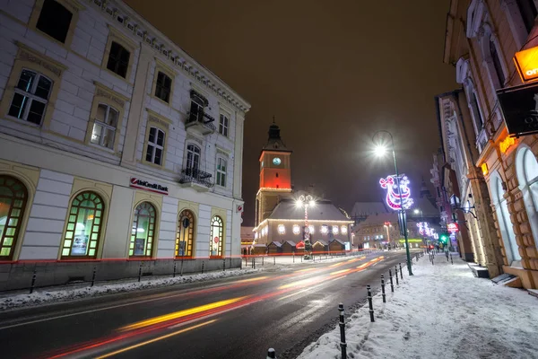 Brasov Council House nacht weergave ingericht voor Kerstmis — Stockfoto