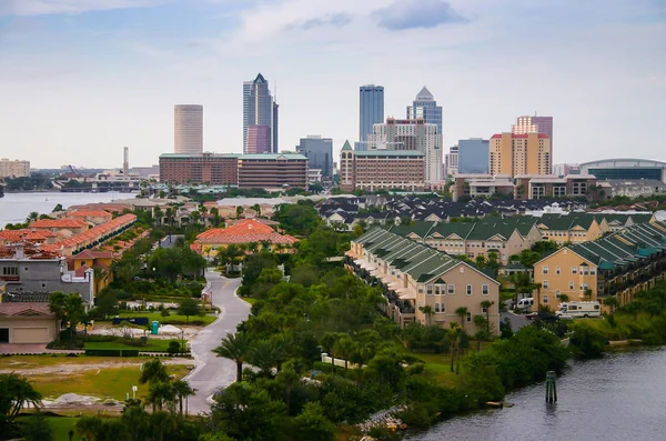Tampa városra, panorámás kilátással a modern felhőkarcolók — Stock Fotó