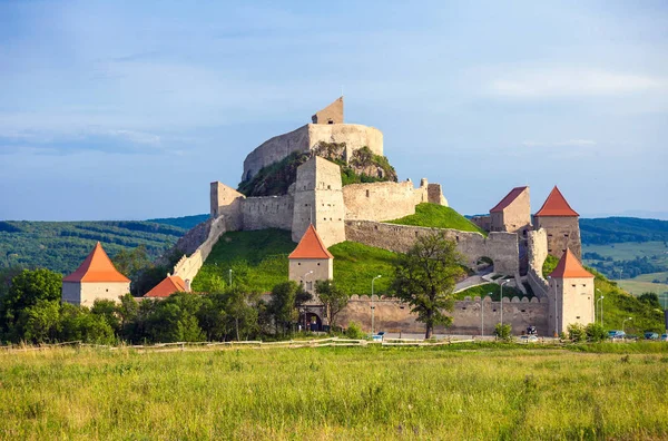 Antigua fortaleza medieval en la cima de la colina, pueblo de Rupea situado —  Fotos de Stock