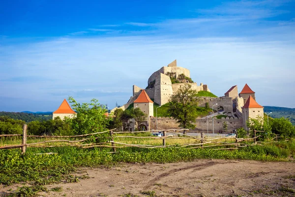 Antigua fortaleza medieval en la cima de la colina, pueblo de Rupea situado —  Fotos de Stock