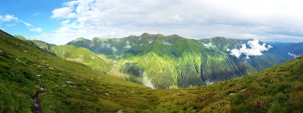 Panoramautsikt över Făgăraş bergen på sommaren — Stockfoto