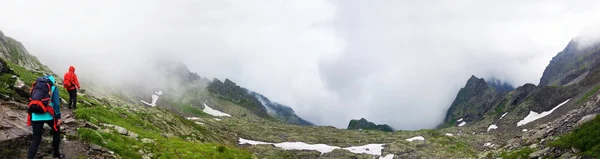 Negoiu zirveye Fagaras dağda gidiş yürüyüşçü — Stok fotoğraf