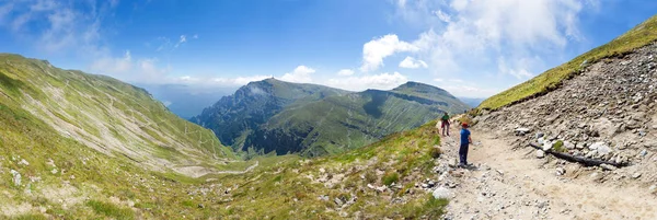 Ścieżka na najwyższy szczyt od góry Bucegi na lato — Zdjęcie stockowe