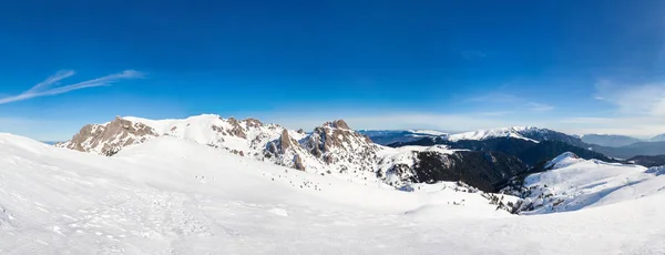 Panoramiczny widok na szczyt góry Ciucas w zimie — Zdjęcie stockowe