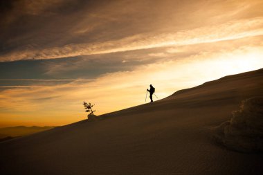 Romanya 'nın Karpat Dağları' nın bir parçası olan Ciucas Dağı 'nda şafak vakti yürüyüş silueti