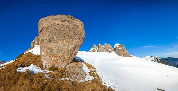 Panoramisch Uitzicht Met Rotsen Vanaf Top Van Berg Ciucas Winter — Stockfoto