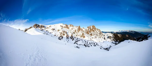 Panoramisch Uitzicht Berg Ciucas Piek Bij Zonsondergang Winter Onderdeel Van — Stockfoto