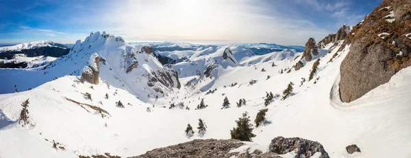 冬季日落时 罗马尼亚喀尔巴阡山山脉的全景 — 图库照片