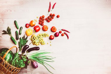 Hasır sepet sebze patlama. Kopya alanı sağdan.