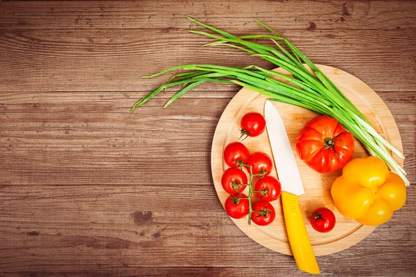 Cibule, rajčata, papriky a Keramický nůž ležící na — Stock fotografie