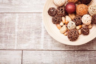 Plaka İskandinav tarzı ahşap arka plan üzerinde. Kopya alanı sol. 