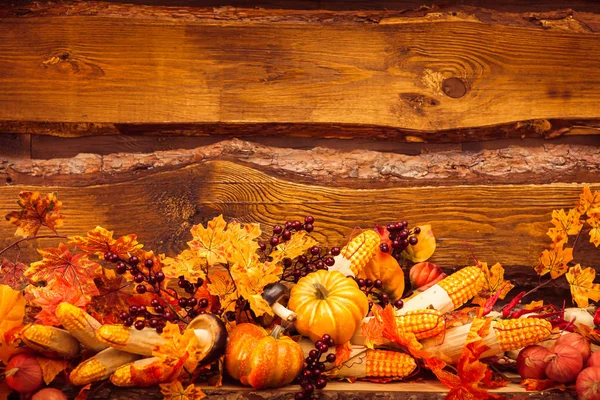 Herbstblätter, Beeren und Gemüse im dunklen Holzbackgro — Stockfoto