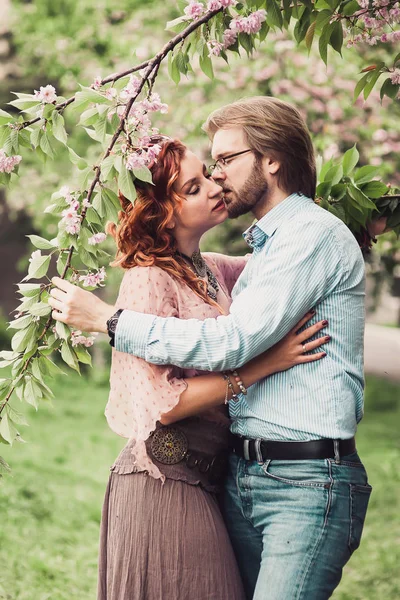 Avrupa kaç bahar kiraz ağacının altında öpüşme — Stok fotoğraf