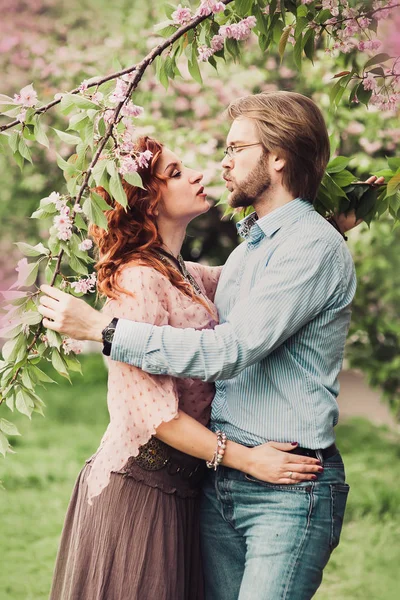 Пара влюбленных в цветущий сад — стоковое фото