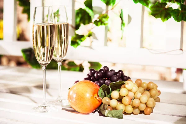 Clusters de uvas, maçã madura e dois copos de vinho branco. Autum — Fotografia de Stock