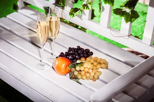 Jantar romântico com frutas e dois copos de vinho no branco — Fotografia de Stock