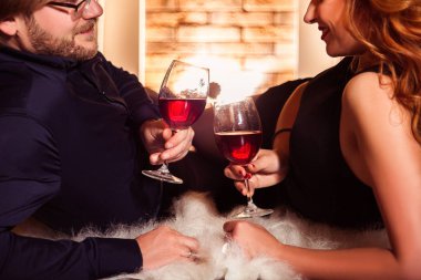 Çift rahatlatıcı romantik şömineye ile