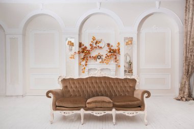 Sonbahar dekorasyon, aynalar, col ile geniş beyaz düğün Salonu