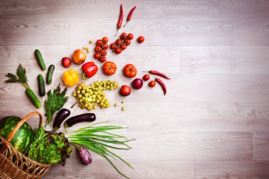 Hasır sepet sebze patlama. Kopya alanı sağdan.