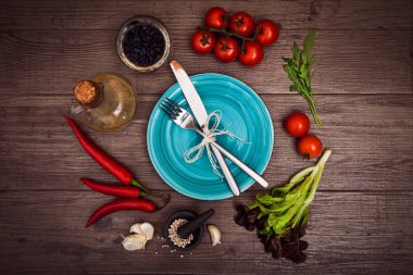 Taze domates, biber ve diğer baharatlar ve otlar m çevresinde