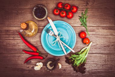 Taze domates, biber ve diğer baharatlar ve otlar m çevresinde