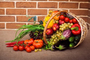 Çeşitli ham organik meyve, sebze ve izin ile kompozisyon