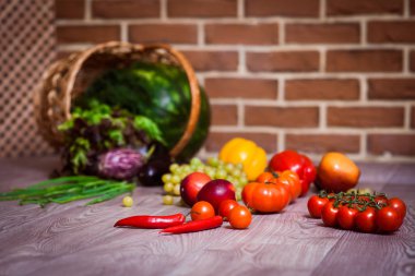 Dağınık taze sebze ve meyveler. Devrilmiş sepeti.