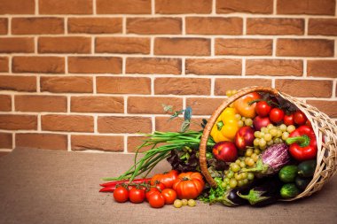 Mutfak masasında salata için malzemeler.